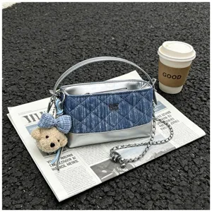 Borsa a tracolla trapuntata in denim con dettagli argentati e ciondolo orsetto.