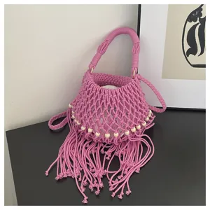 Roze geweven macrame emmertas met franjes en kralen, stijlvolle zomertas voor vakantie.