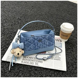 Borsa a tracolla alla moda in denim trapuntato con catena e ciondolo orsetto carino dettaglio