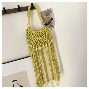 Gele geweven macramé franje handtas met houten kralen, chique emmertas voor het strand.