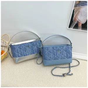 Borsa a tracolla trapuntata in denim da donna, elegante manico superiore e catena alla moda.