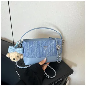 Borsa a tracolla trapuntata in denim da donna, elegante borsetta con ciondolo a forma di orsetto.