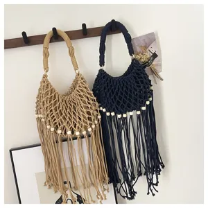 Handgemaakte geweven macrame schoudertas met holle mesh, houten kralen en lange franjes.