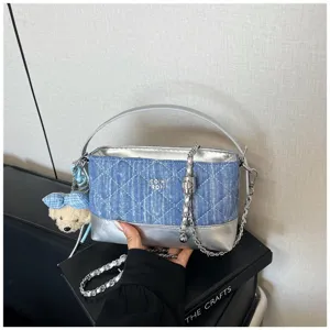 Borsa a tracolla trapuntata in denim dettaglio con base metallica argentata e catena chic.