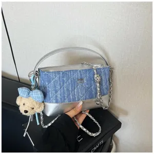 Borsa a tracolla trapuntata in denim con finiture metalliche argentate e grazioso ciondolo orsetto.