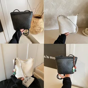 Sac bandouliere tisse pour femme, sac seau style coreen chic, sac a epaule tendance mode.