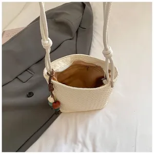 Sac seau tisse blanc pour femme, sac a bandouliere style coreen tendance pour usage quotidien.
