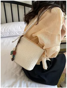 Sac seau tressé vue détaillée, sac bandoulière élégant pour femme mode printemps été.