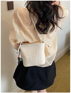Vue détaillée d'un sac seau blanc tressé, sac bandoulière élégant avec perles chic.