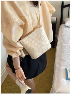 Sac bandouliere en cuir tisse blanc pour femme, petit sac seau elegante epaule mode.