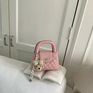 Chique roze gewatteerde handtas detailweergave, elegante stijl met schattige berenhanger.