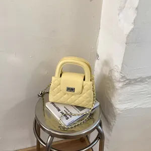 Gele gewatteerde handtas met handvat en kettingriem, casual modieuze schoudertas voor dames.