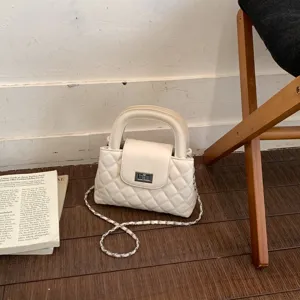 Chique witte gewatteerde schoudertas detail, elegant crossbody ontwerp met metalen slot.