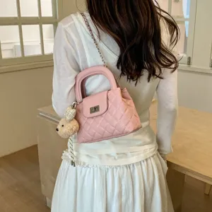 Chique gewatteerde roze schoudertas voor dames, stijlvolle casual crossbody tas met ketting.