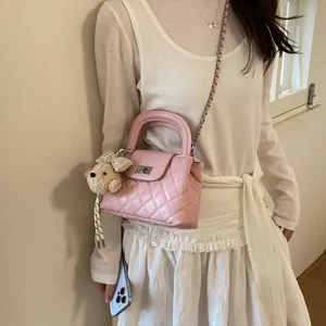 Roze gewatteerde schoudertas met ketting en schattige berenhanger, stijlvolle crossbody.