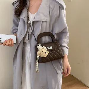 Vrouwen bruine gewatteerde schoudertas trendy handtas met een schattige berenhanger