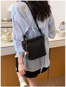 Sac à bandoulière tressé noir élégant pour femmes, sac seau chic avec pendentif tendance.