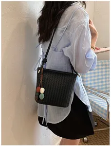 Sac seau tissé noir pour femme, élégant sac bandoulière avec joli pendentif à charms.