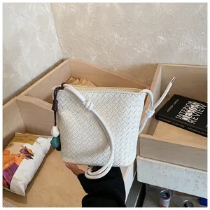 Sac seau tressé blanc pour femmes, sac à bandoulière tendance en cuir synthétique.