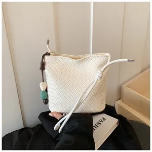 Vue détaillée du sac seau mini tissé, mettant en valeur le savoir-faire en cuir.