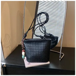 Sac seau tressé noir pour femmes, élégant sac bandoulière en similicuir avec lanière nouée.