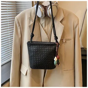Sac seau bandoulière tissé noir pour femmes, sac croisé de style coréen élégant et tendance.