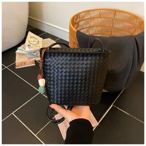 Chic sac seau tressé noir pour femme, élégant sac à bandoulière en cuir avec charm de perles.