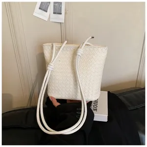 Détail de sac seau tressé blanc, sac à bandoulière élégant en cuir pour femme