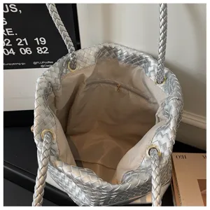 Vue détaillée de l'intérieur du sac fourre-tout tressé argenté avec doublure de qualité.