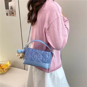 Elegante borsa a tracolla trapuntata da donna con manico e simpatico ciondolo a orsetto.
