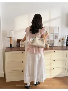 Elegant vintage-style women's shoulder bag, premium large capacity tote for daily commute.