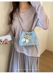 Bolso cubo cadena estrás vista detallada con diseño cristal brillante y lazo perla.