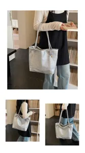 Vue détaillée du sac cabas d'épaule tissé argenté montrant une très belle texture.