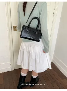 Elegante borsa nera da donna con fiocco, borsa a tracolla alla moda per l'estate.