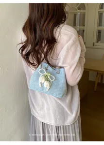 Bolso de hombro azul de estrás con decoración de tulipán de perlas y cadena, elegante.