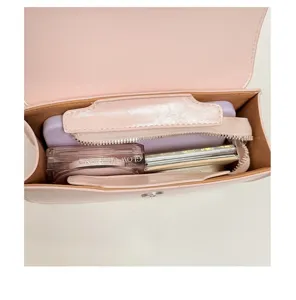 Vista detallada de la capacidad interior del bolso de hombro rosa para mujer elegante.