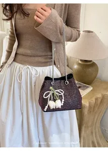 Bolso cubo elegante de estrás con correa de cadena y colgante de perla y tulipán muy chic.