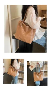 Vue détaillée du sac cabas d'épaule en cuir tressé pour femmes, sac rétro marron.