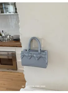 Borsa a mano in pelle PU azzurra con dettagli di fiocchi eleganti, borsa a tracolla chic per donna.