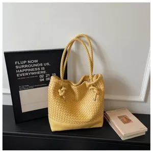 Sac à bandoulière tissé à la main jaune élégant pour femmes, idéal pour le style rétro.
