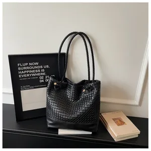 Sac cabas noir en cuir tressé pour femme, sac à épaule vintage élégant style seau.