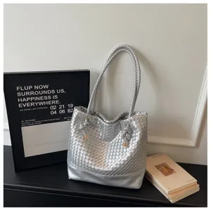 Sac cabas d'épaule tissé argenté avec motif tressé complexe et élégantes lanières nouées pour femmes.