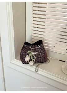 Bolso cubo de estrás con correa de cadena y colgante de tulipán de perlas, bolso retro chic.