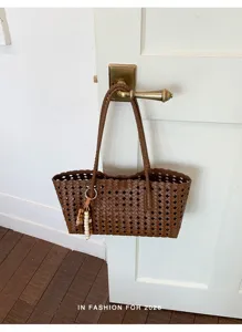 Bolso tote marron tejido para mujer, gran bolso de hombro, elegante bolso casual de moda.