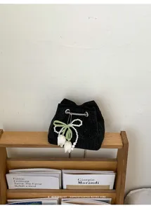 Bolso cubo de estrás detalle con elegante colgante de tulipán de perla y cadena fina.