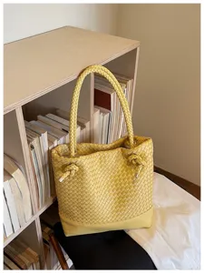 Sac a bandouliere chic en cuir tisse jaune pour femme, cabas retro elegant et sac seau tendance.