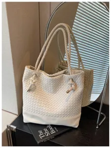Sac cabas tressé en cuir blanc crème pour femme, élégant sac d'épaule décontracté chic.