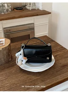Bolso bandolera chic de charol negro con lazo y bonito colgante de caballo.