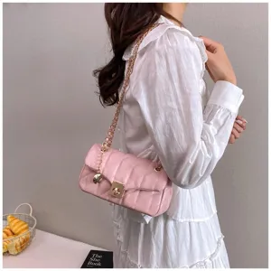 Borsa a tracolla trapuntata rosa, classica ed elegante borsa con cinturino in metallo.