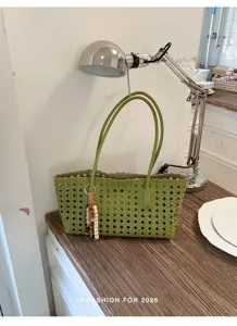 Bolso de hombro tejido verde vista de detalle, bolso grande casual elegante accesorio de moda actual.